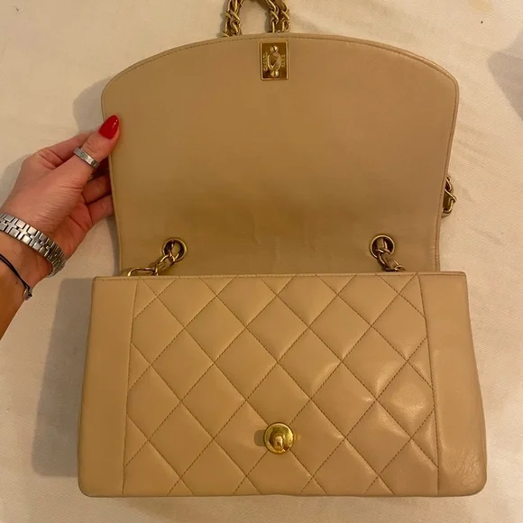 Chanel Beige Vintage Medium Diana Flag Bag - Picture 10 of 11